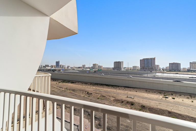 Room 5, Silkhaus Lux Studio Binghatti Pearl Near Mall, Dubai