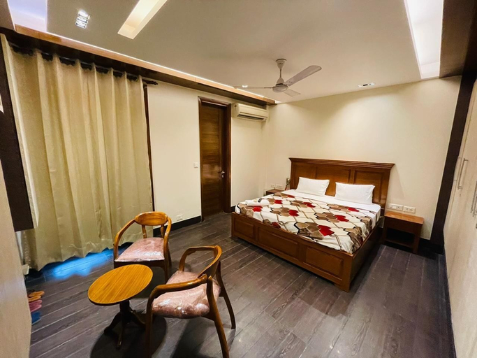 Room 4, Fortune Home Service Apartment 4Bhk D163, Delhi