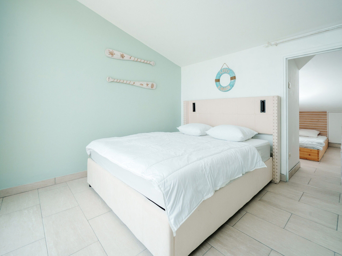 Room 5, Light Filled Property Near Sea, Hérault