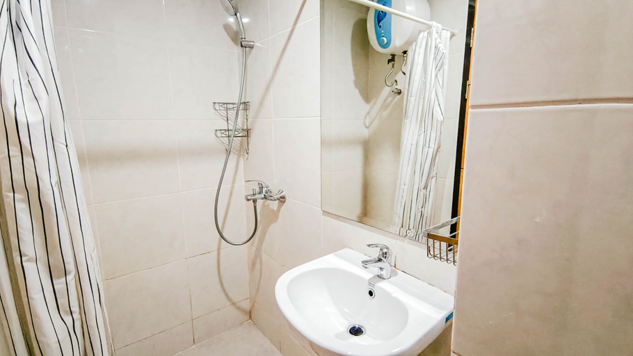 Bathroom 2, Neat and Tranquil Studio at Delft Ciputra Makassar Apartment By Travelio, Makassar
