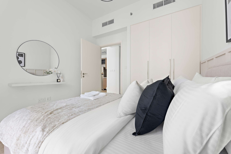 Room 3, Silkhaus Stylish 1BR Pool Gym Burj Crown, Dubai