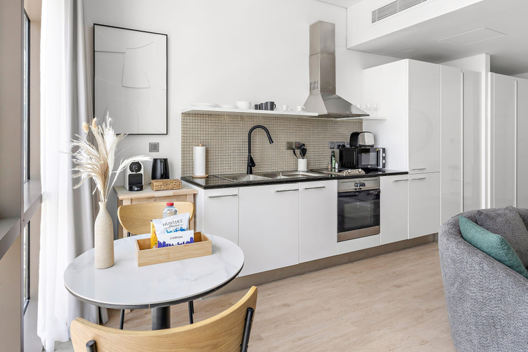 Room 3, Silkhaus New Studio Liberty House Metro Difc, Dubai