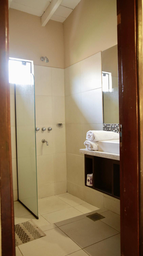 Bathroom, Dos ambientes para tres personas, Luque