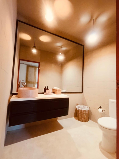 Bathroom 4, Motel Love Song, Badung