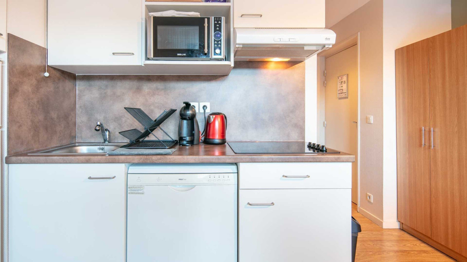 Private kitchen 2, Mountain Home With Heated Pool & Hot Tub, Savoie