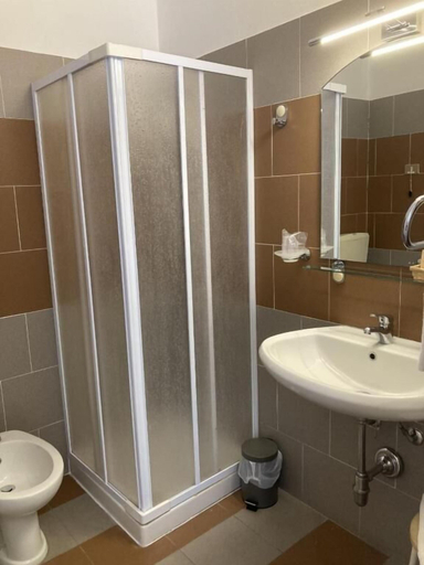 Bathroom 5, hotel Villa Conte Riccardi, Asti