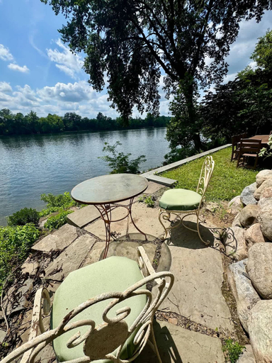 Room 4, Charming Whimsical Historic River Home, Mercer