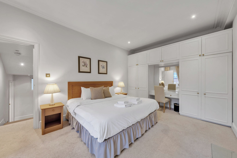Room 4, Hertford Flat 11, London