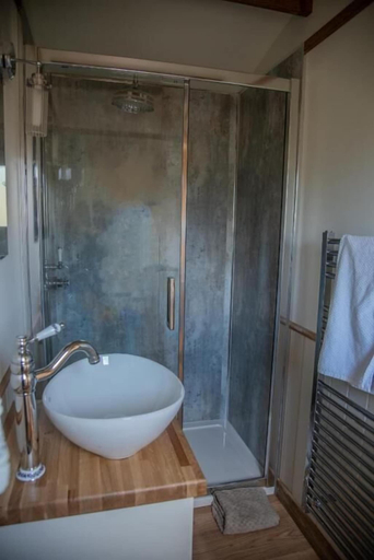 Bathroom 2, Pentland Shepherd Huts, Midlothian