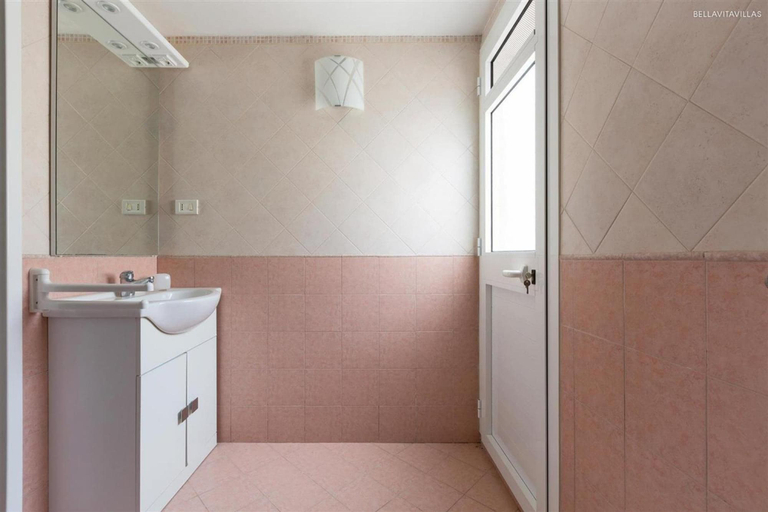 Room 2, 937 Riva del Conte in Riva Degli Angeli, Lecce