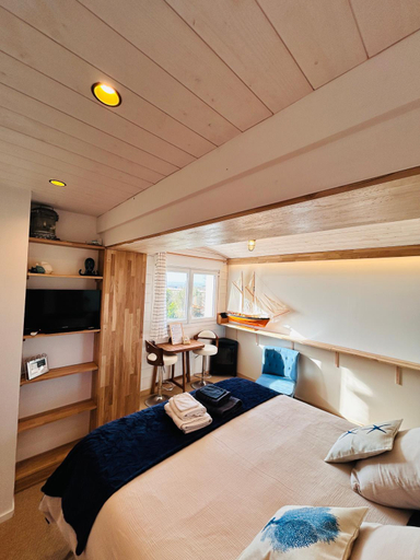 Bedroom 2, "La Cabine" cote mer et cote jardin a la VILLA PLEIN VENT, Manche