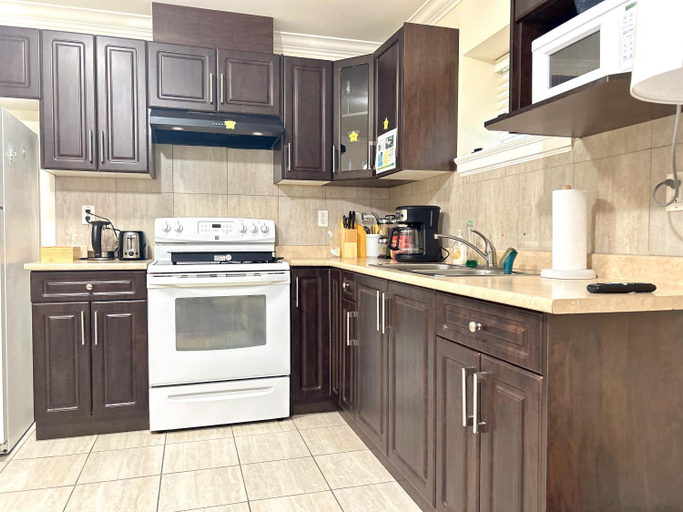 Others 5, Near Skytrain Metrotown Private Entry 3min walk to grocery food, Greater Vancouver