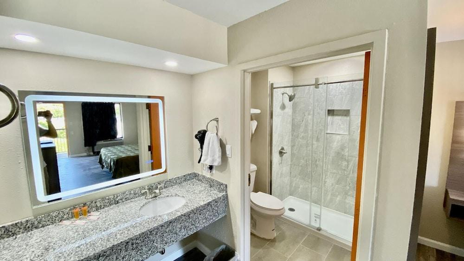 Bathroom 4, Brentwood Inn & Suites, Suffolk