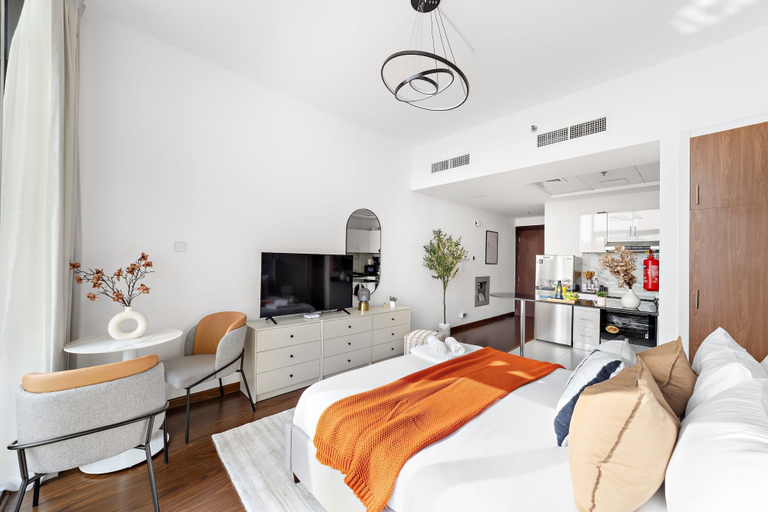 Room 2, Silkhaus Modern Studio Binghatti Pearl, Dubai