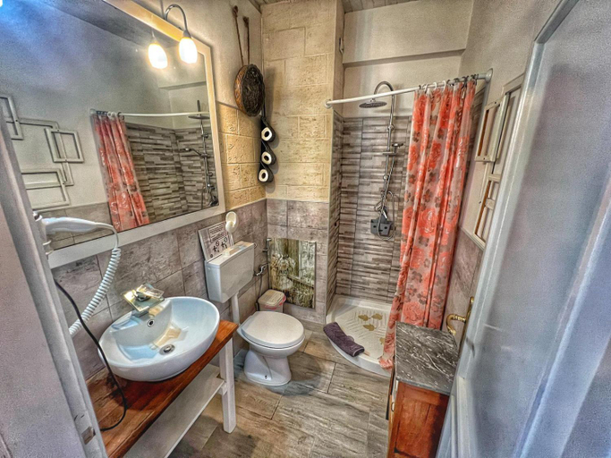 Bathroom 2, B&B SHARDANA Sardinia holiday room, Sassari