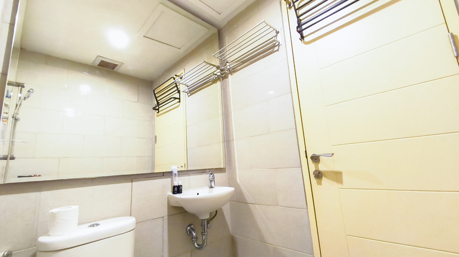 Bathroom 4, Grand Luxurious and Premium Benson Studio Apartment Connected to PTC Supermall By Travelio, Surabaya