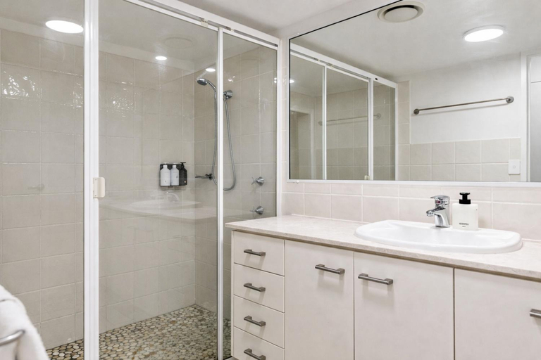 Bathroom 5, Riverside Holiday Apartments, Ballina