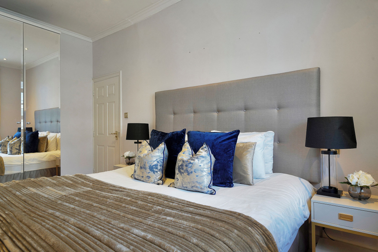 Room 4, Hertford Flat 13, London