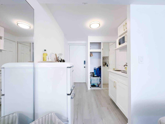 Room 2, @ Marbella Lane- Chic Poolview Home + Patio Dining, Honolulu