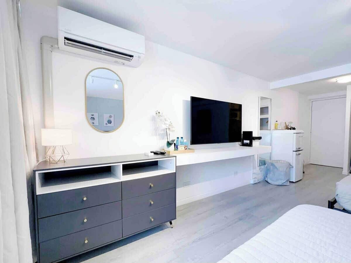 Room 4, @ Marbella Lane- Chic Poolview Home + Patio Dining, Honolulu