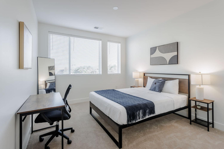 Bedroom 2, CozySuites Stunning 3BR in Downtown Cincinnati, Hamilton