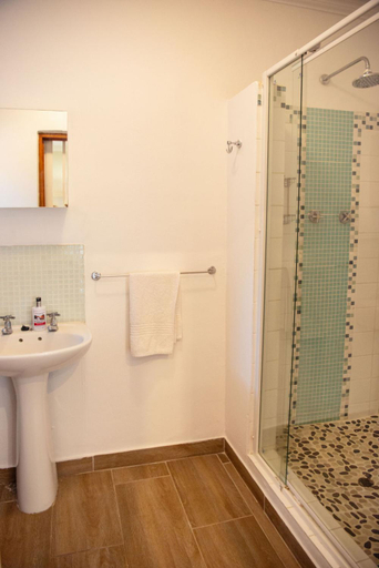 Bathroom 4, MacLeod House, Mangaung