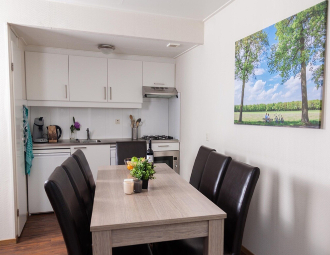 Dining 5, Apartment in Utrecht near Scenic Canals, Scherpenzeel