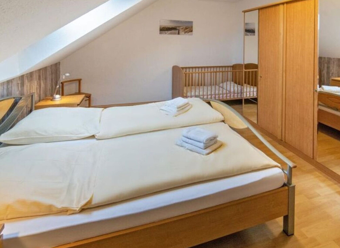 Room 2, Flood Comfortable Holiday Residence, Aurich