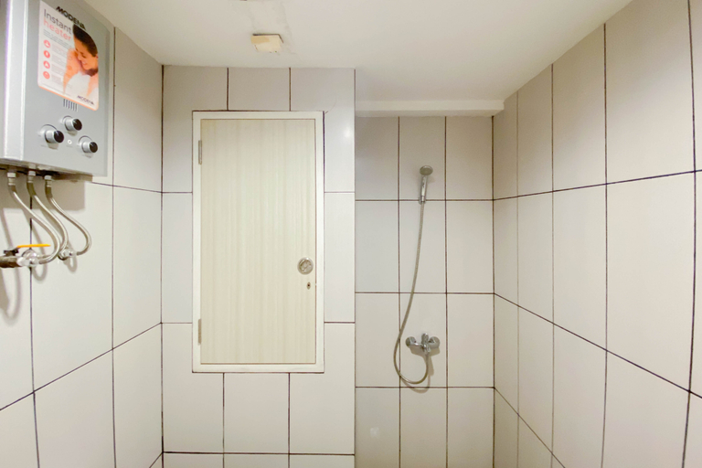 Bathroom 5, Comfort and Homey Studio Grand Kamala Lagoon Apartment By Travelio, Bekasi