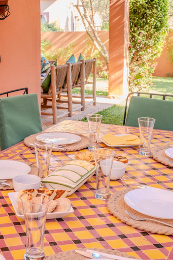 Food & Drinks 4, Luxury Villa with Pool, Garden & Gated Security, Marrakech