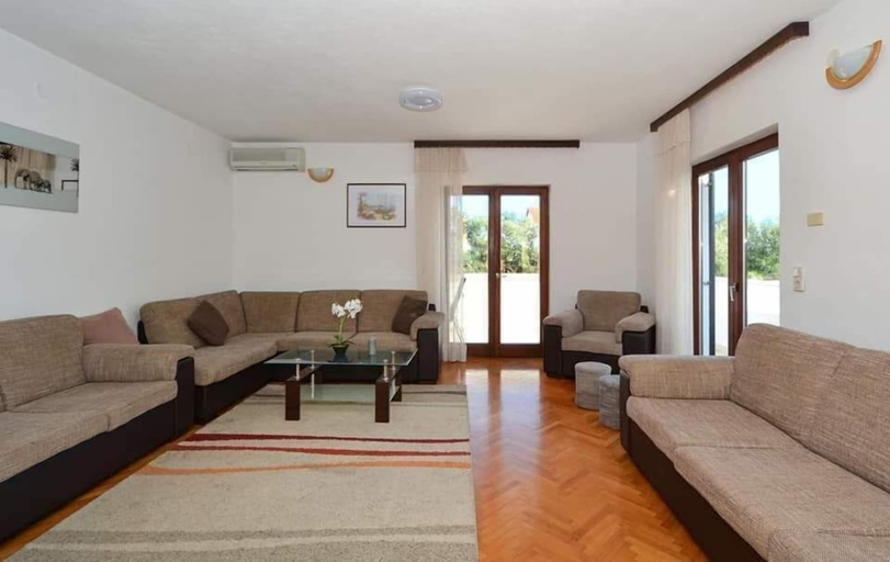 Living room 4, House DD With Heated Pool, Okrug