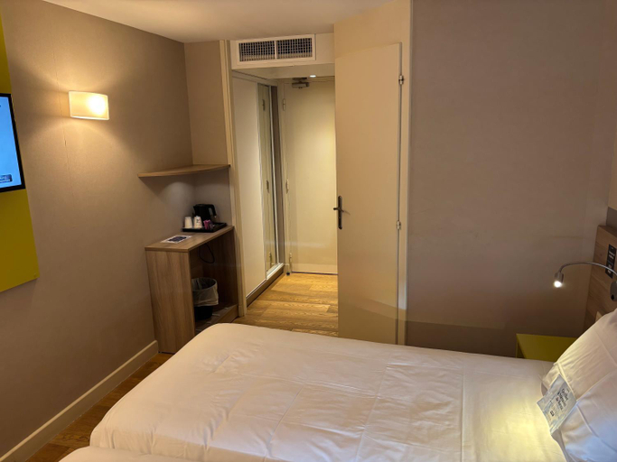 Bedroom 3, Kyriad Lyon Est - Saint Bonnet de Mure, Rhône
