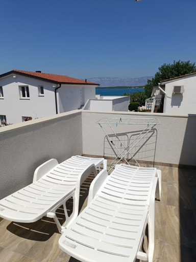 Others 5, Apartment Sandra, Nin