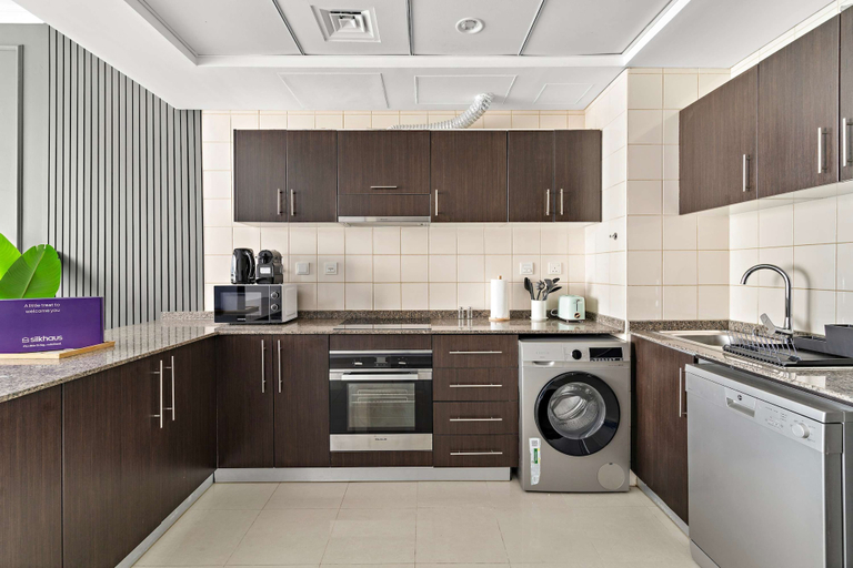 Room 5, Silkhaus Modern 1BR Dubai Marina Bay Central, Dubai