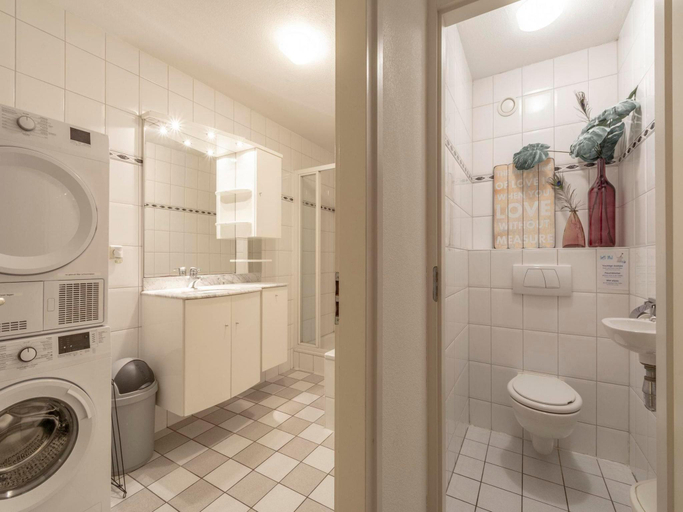 Bathroom 2, Wijde Blick 210 apartment with large balcony, Zijpe