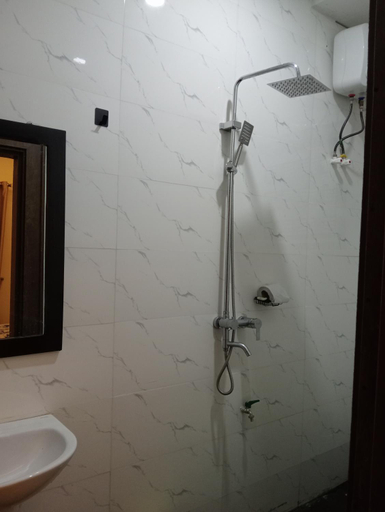 Bathroom 2, Pinefield Courts Apartment, Akure North