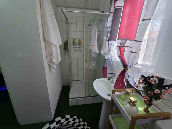 Bathroom 5, Klaas Vakie Guesthouse, Central Karoo