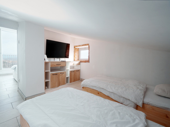 Room 2, Light Filled Property Near Sea, Hérault