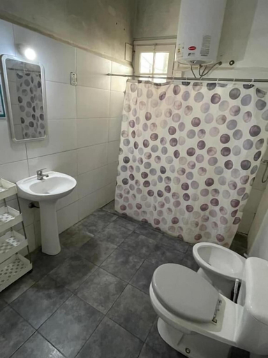 Bathroom, Avokanto hostel, Montevideo
