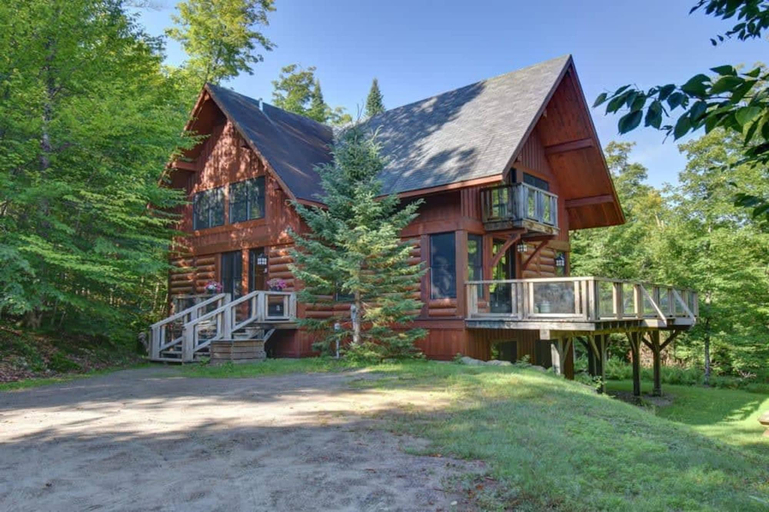 Room 3, Spacious log Cottage Resort Access Citq 242255, Les Laurentides
