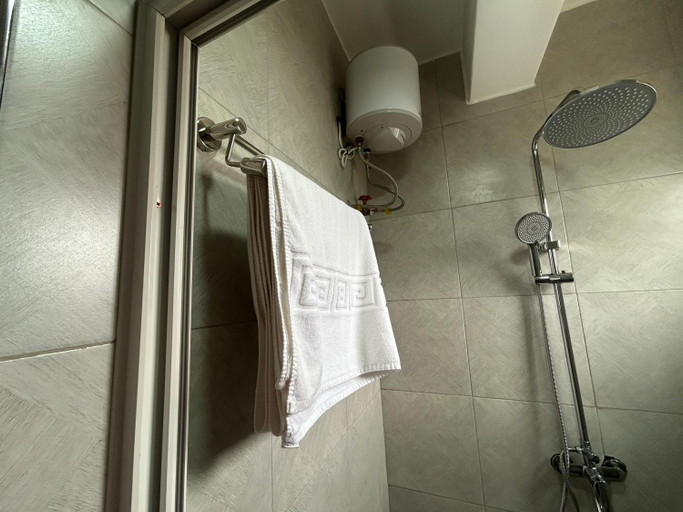 Bathroom 2, Lavermo Hotel Apartments, Kampala