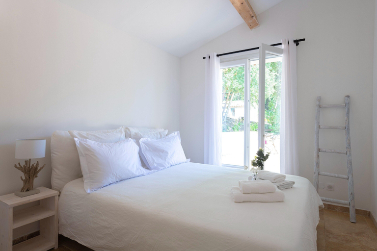 Room 3, Charming Holiday Home With Private Garden, Var