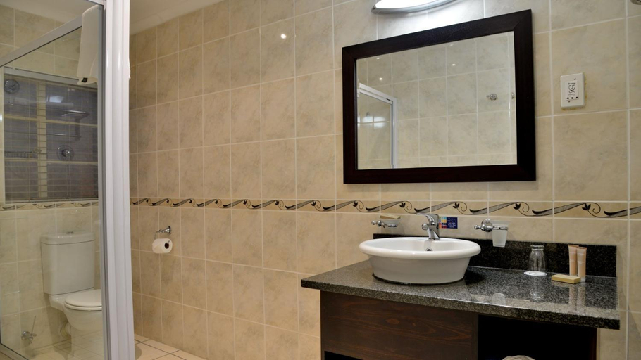 Bathroom 4, Cumberland Hotel, Cape Winelands