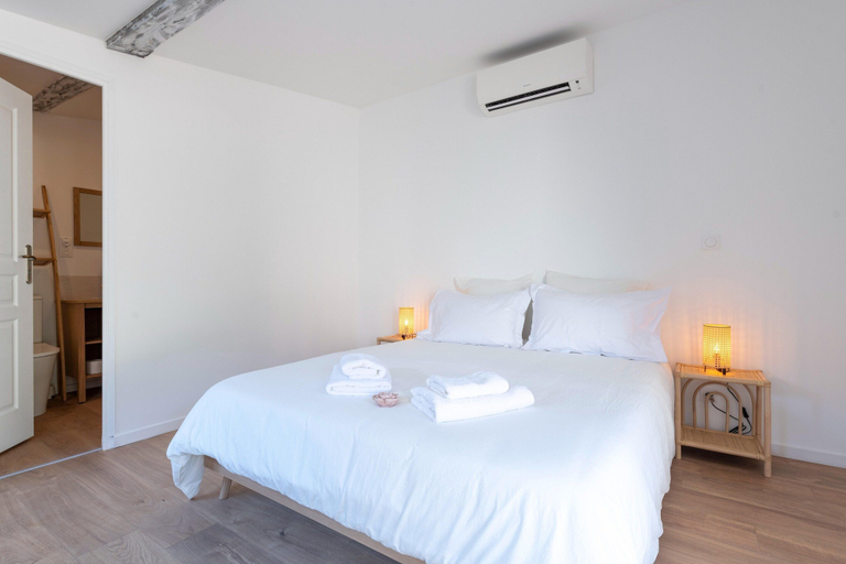 Room 2, Charming Holiday Home With Private Garden, Var