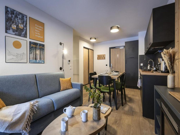 Living room 4, Premium 2-Bedroom Lodge Near Slopes, Hautes-Alpes