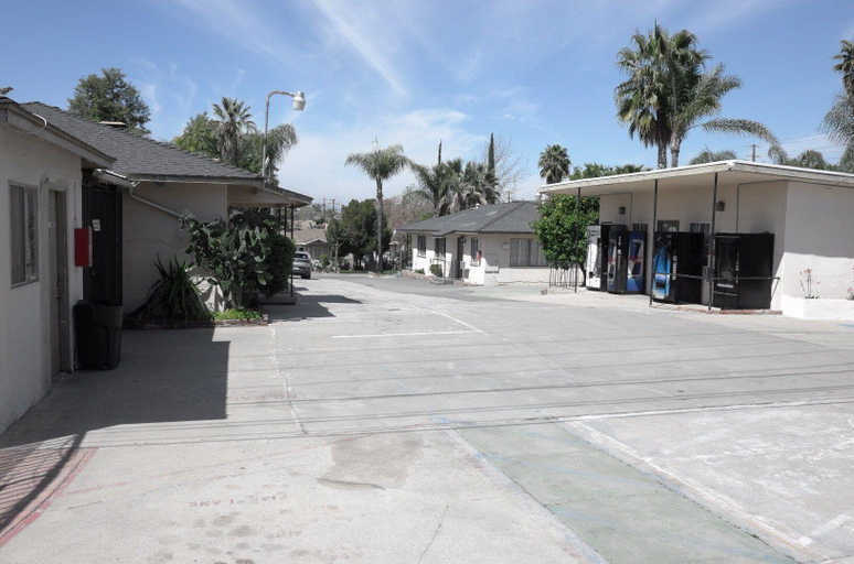 Exterior & Views 2, Elsinore Hot Springs & Lodge, Riverside