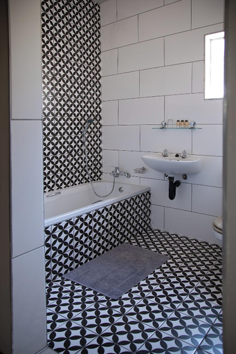 Bathroom 3, Stay, Siyanda