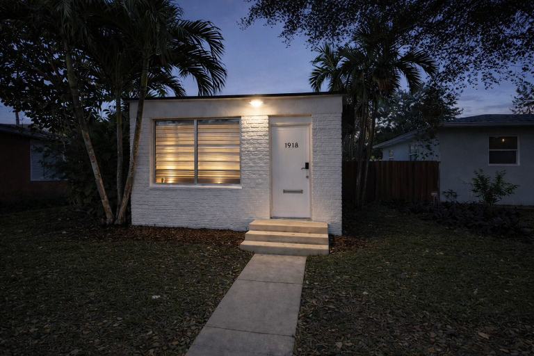 Exterior, Lagunna by the Airport, Broward