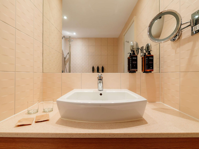 Bathroom 5, Mercure Daventry Court Hotel, Northamptonshire