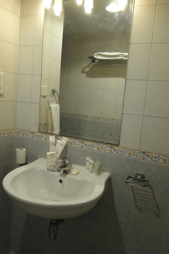 Bathroom 4, Wanasa Continental Hotel, Bausher